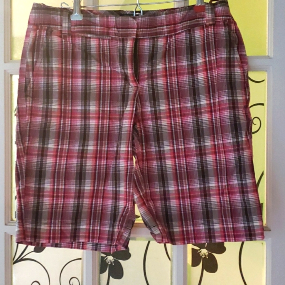 Izod shorts size 6 Plaid Shorts